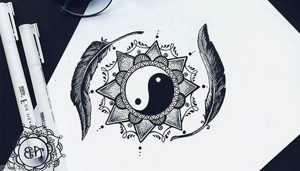 Tatuajes de Yin Yang boceto plantilla con plumas