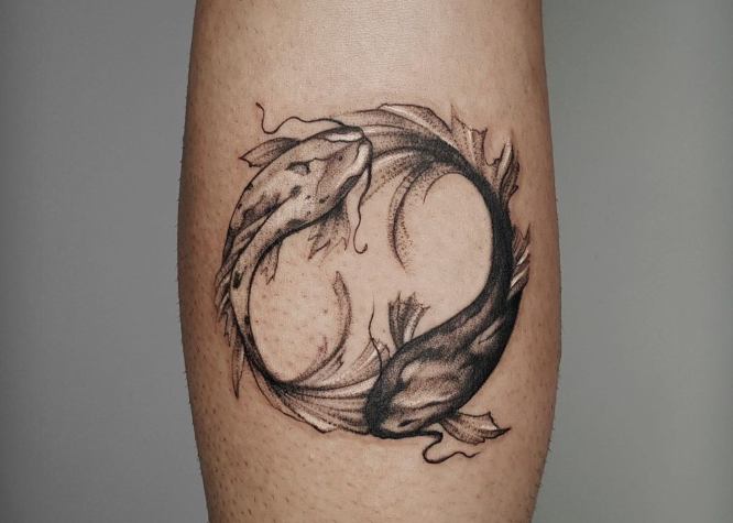Tatuajes de Yin Yang con peces en negro koi