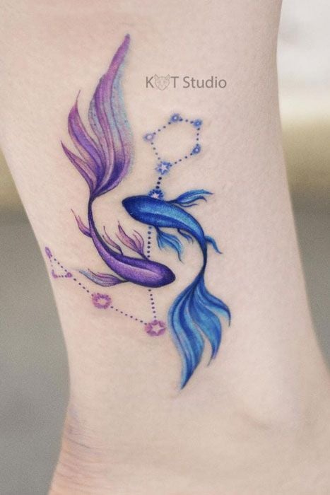 Tatuajes de Yin Yang con peces koi violeta y azul ademas constelacion de fondo
