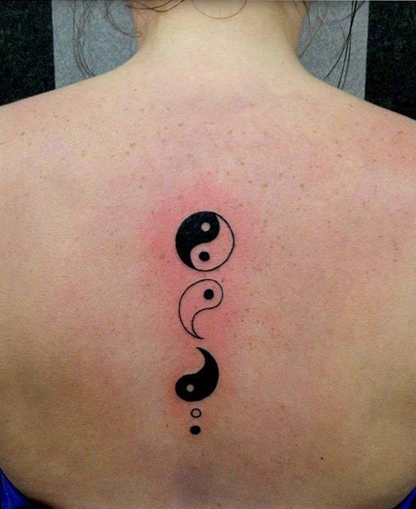Tatuajes de Yin Yang en espalda a lo largo de la columna varios simbolos separados y juntos