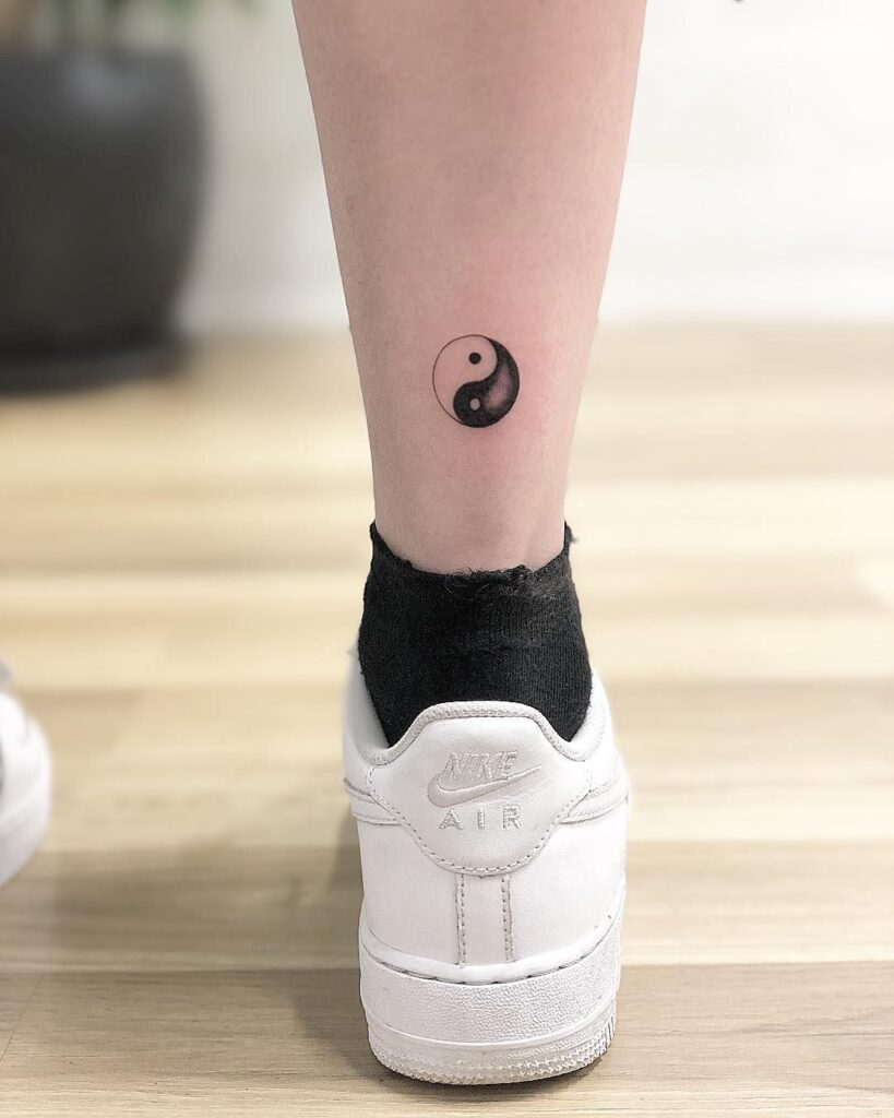 Tatuajes de Yin Yang en pantorrilla