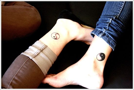 Tatuajes de Yin Yang en pantorrilla de pareja