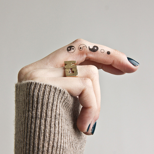 Tatuajes de Yin Yang pequenas formas en dedo medio delicadas y minimalistas