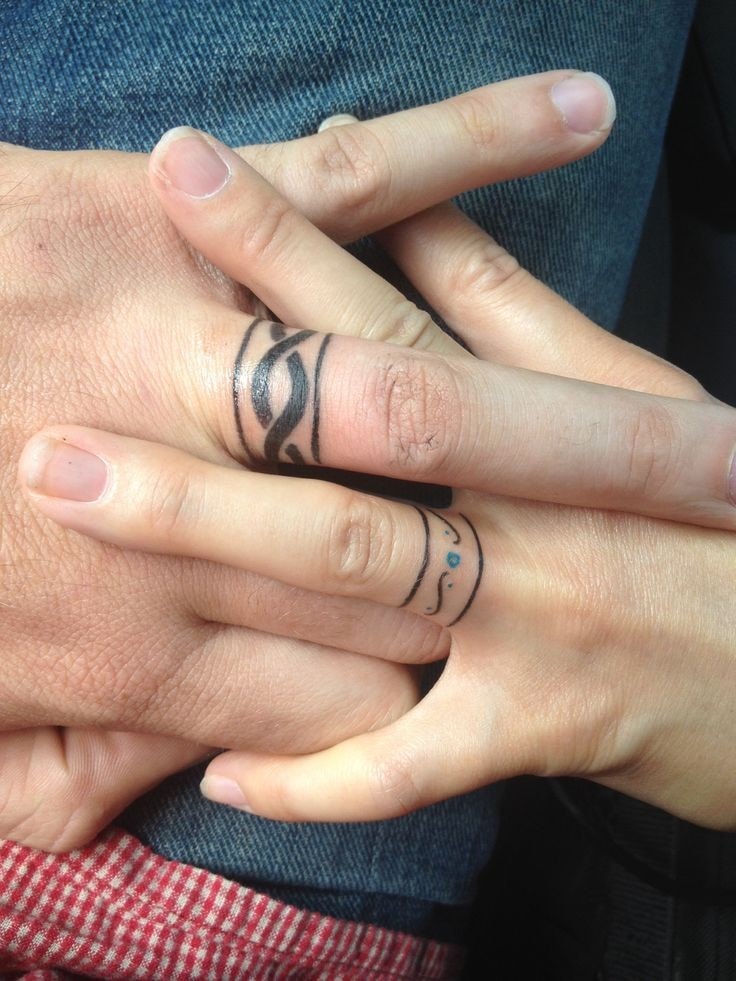 Tatuajes de anillos de matrimonio o para parejas cordeles entrelazados
