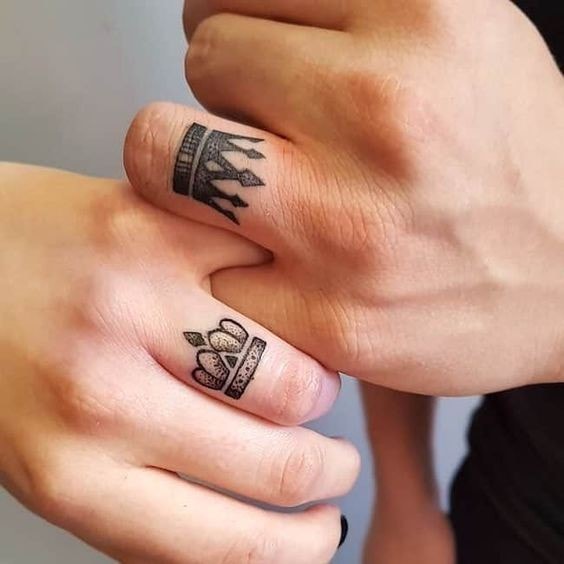 Tatuajes de anillos de matrimonio o para parejas coronas en negro y contorno