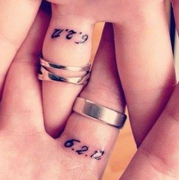Tatuajes de anillos de matrimonio o para parejas fechas