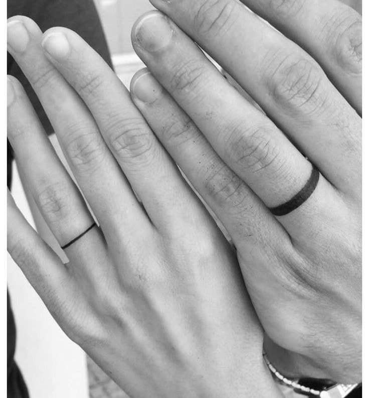 Tatuajes de anillos de matrimonio o para parejas fino y grueso