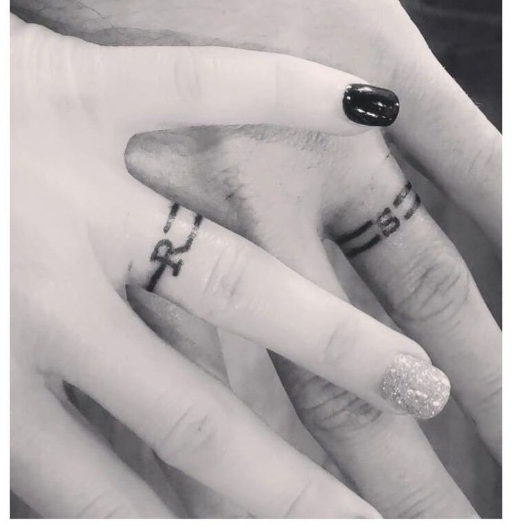 Tatuajes de anillos de matrimonio o para parejas iniciales R y S