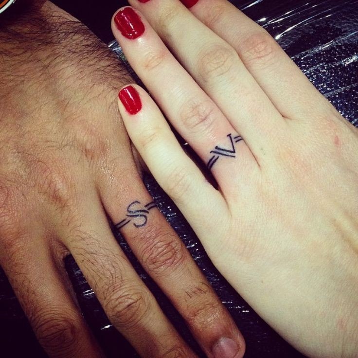 Tatuajes de anillos de matrimonio o para parejas iniciales v y s
