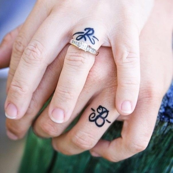 Tatuajes de anillos de matrimonio o para parejas iniciales