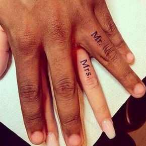 Tatuajes de anillos de matrimonio o para parejas letras Mr y Mrs