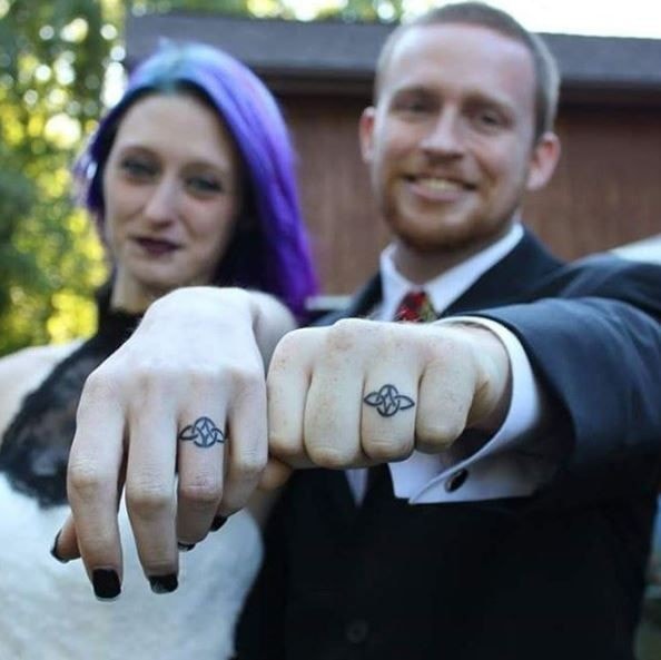 Tatuagens de anéis de casamento ou símbolos de casais