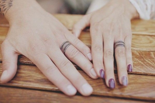 Tatouages d'anneaux de mariage ou pour des couples d'anneaux similaires