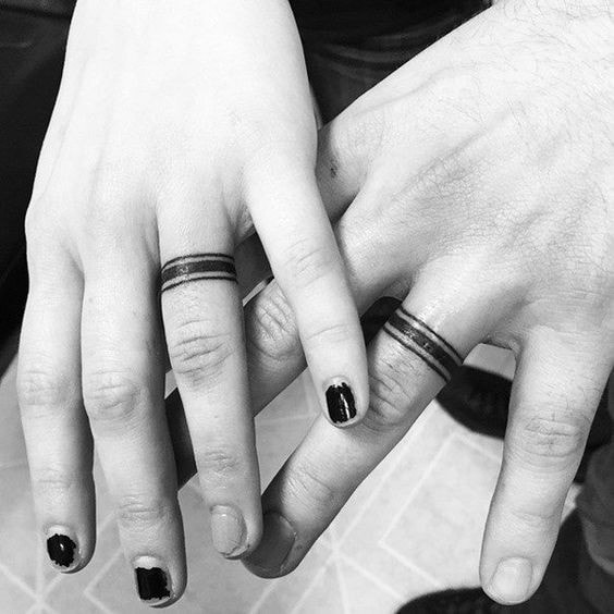 Tatouages d'anneaux de mariage ou pour couples trois lignes