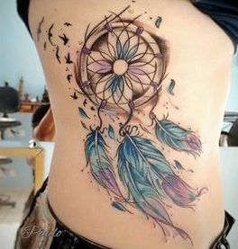Tatuagens de apanhador de sonhos de chamador de anjo nas costelas na lateral das costas grandes com pássaros e penas