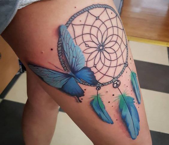 Lindas tatuagens de apanhador de sonhos de chamador de anjo na coxa com borboletas 3D
