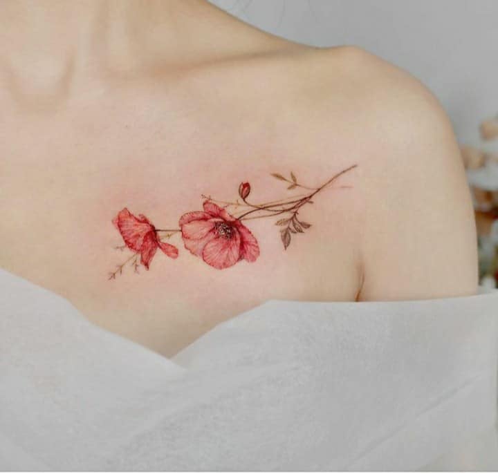 Tatuajes de delicadas flores amapolas en clavicula