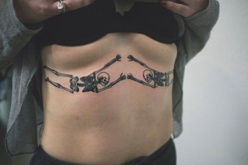 Tatuajes de esqueletos debajo del pecho mujer