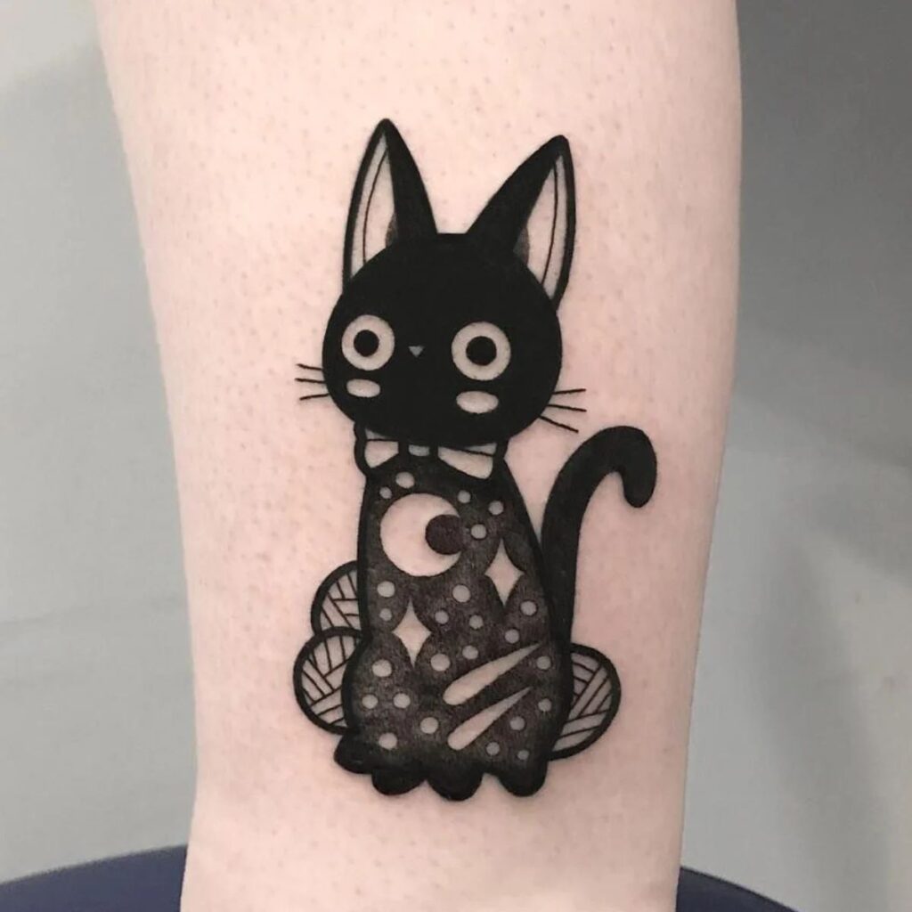 Tatuaggi di bellissimi gatti, gatto coniglio con luna e palline in nero