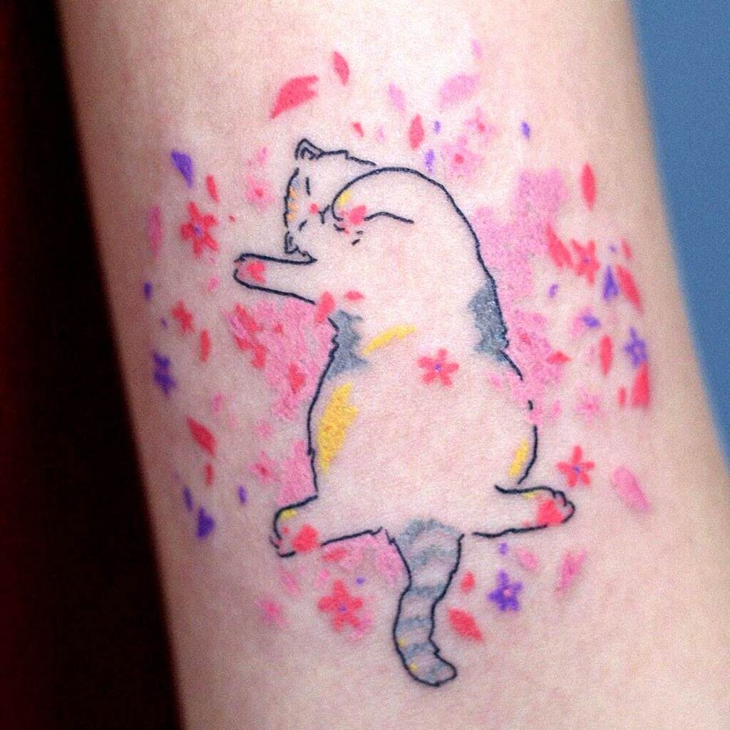 Lindas tatuagens de gato dormindo de barriga para cima com rosas e roxo