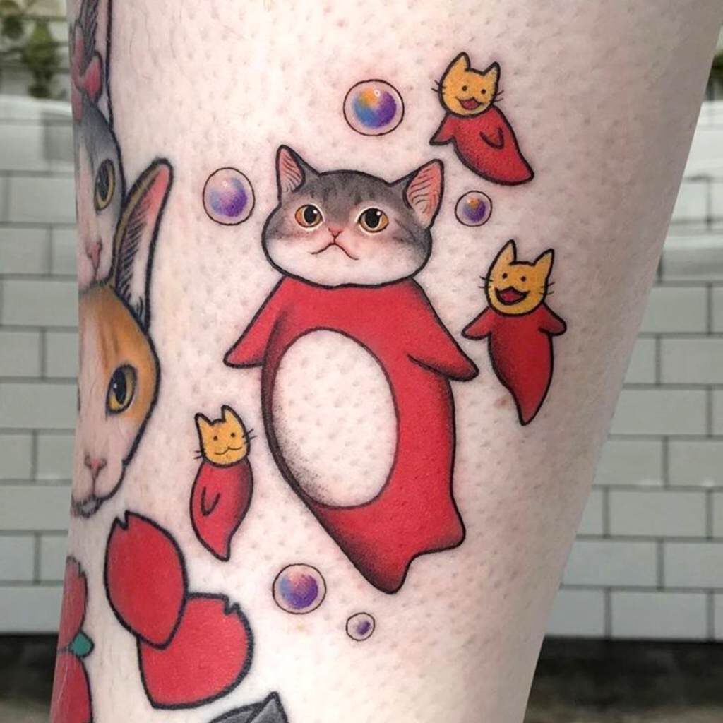 Tatuaggi di bellissimi gatti, gatti tipo pesce con bolle