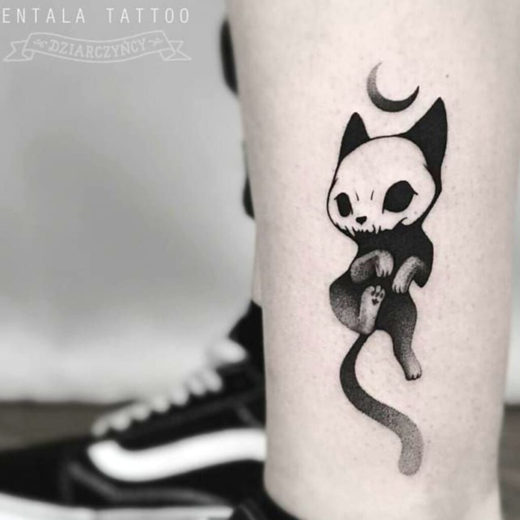 Tatuajes de gatos bellos tipo gato vampiro con luna