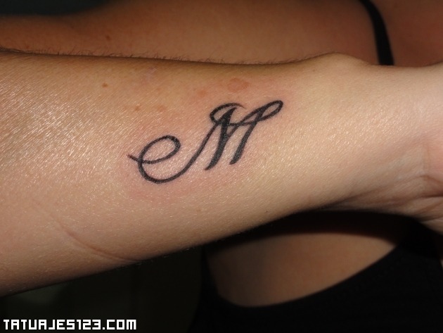 Tatuajes de la letra M eme al costado de la muneca