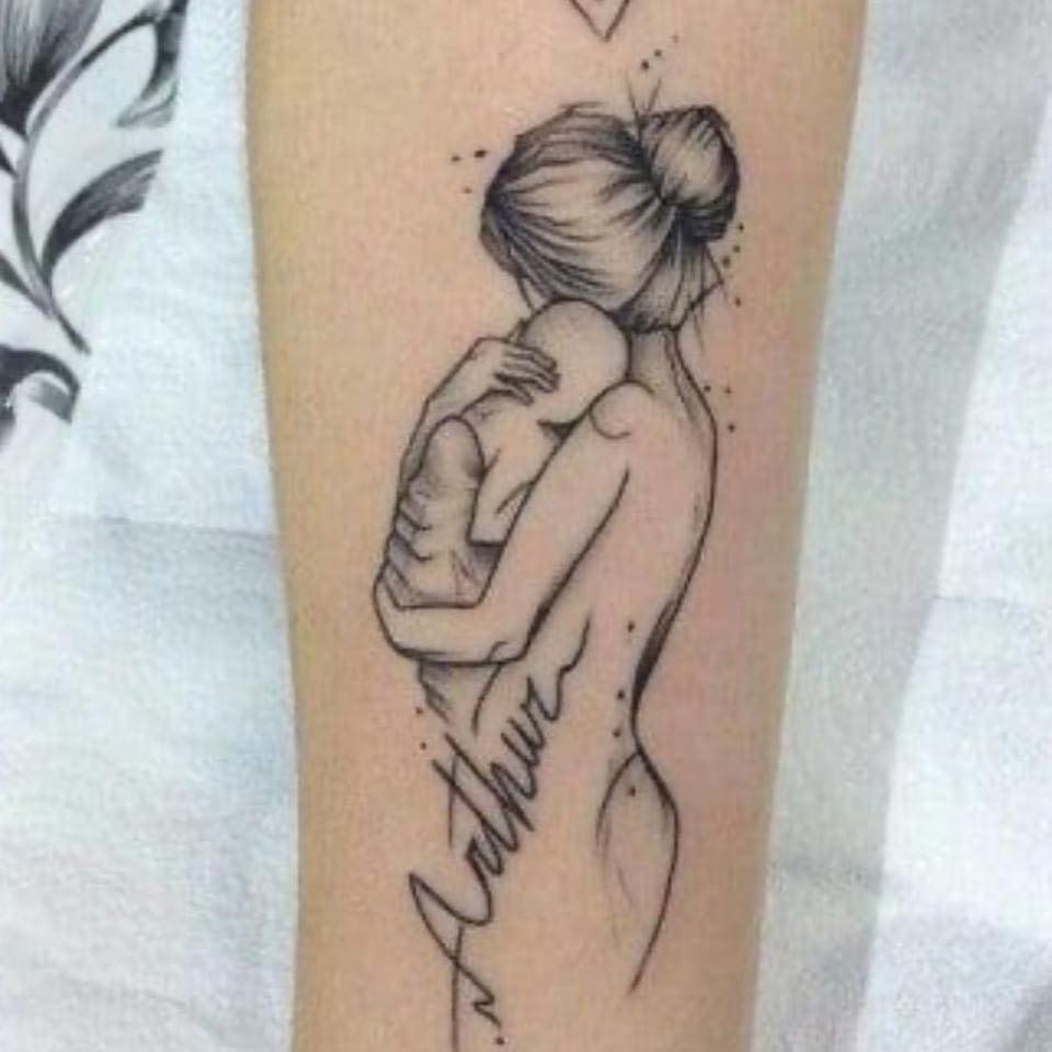 Tatuajes de madres para hijos madre abrazando a bebe con nombre Arthur