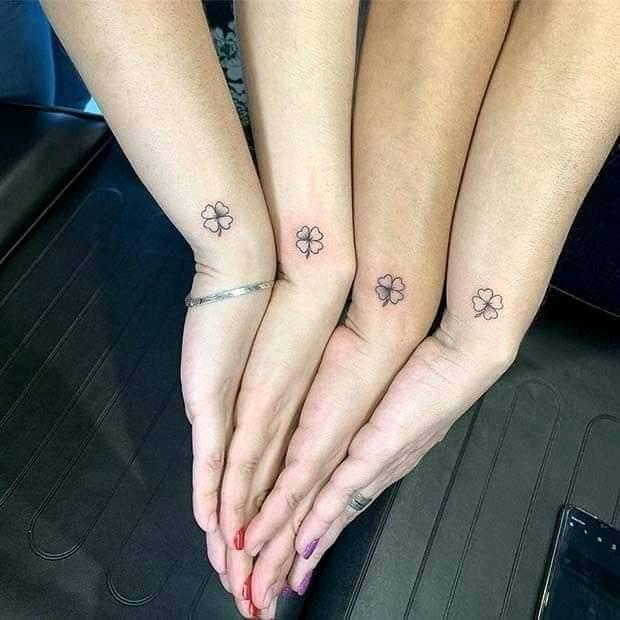 Tatuajes de mejores amigas o Hermanas Treboles en cotado de la muneca
