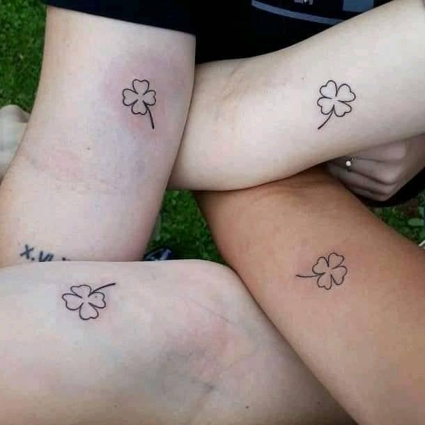 Tatuajes de mejores amigas o Hermanas contorno de treboles en 4 amigas