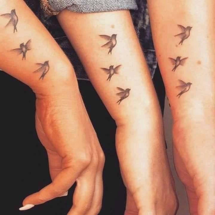 Tattoos der besten Freunde oder Schwestern, drei Vögel seitlich an den Handgelenken 29