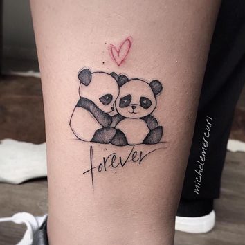 Due tatuaggi di orsi panda con la scritta Forever per le coppie con il cuore
