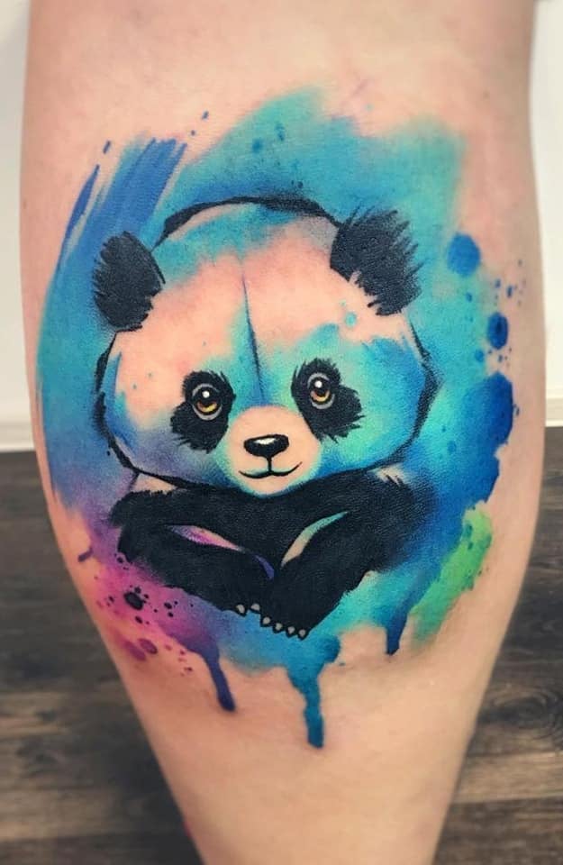 Tatuagens de urso panda em aquarela com tons de azul e verde