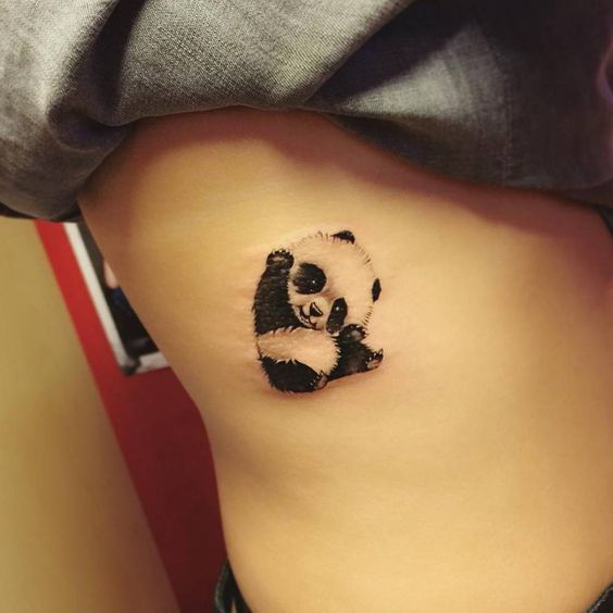 Tatuajes de osos Panda en las costillas negro