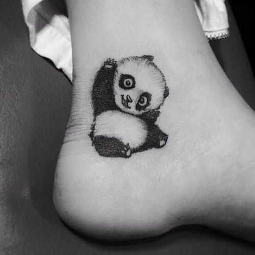 Tatuaggi dell'orso panda sulla caviglia nera