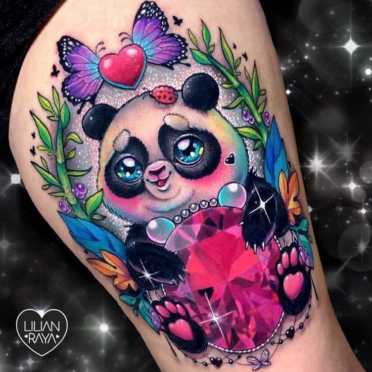 Wunderschöne mehrfarbige Pandabär-Tattoos mit violetten Edelsteinherzen, Schmetterlingen und bambusgrauen Haaren