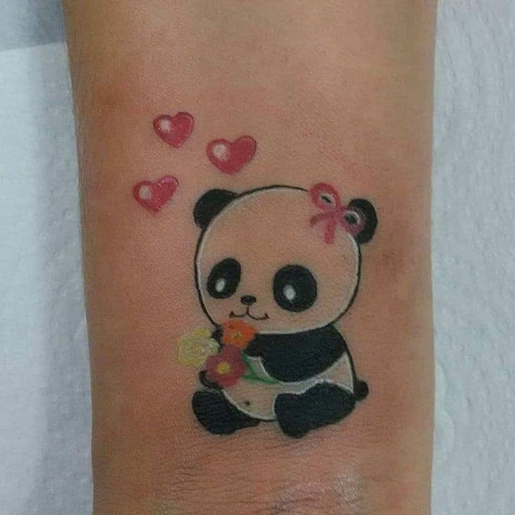 Pequenas tatuagens de urso panda com corações e flores