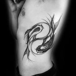 Peixe tatua dois peixes na lateral do corpo