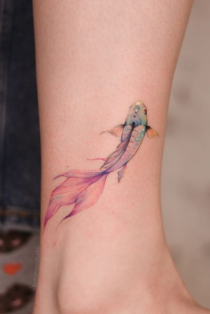 Piccoli tatuaggi di pesci sulla caviglia 2