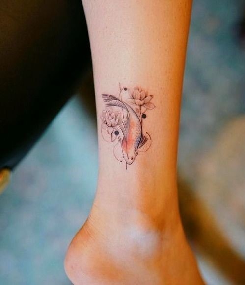 Pequenas tatuagens de peixe no tornozelo