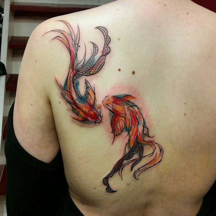 Rote Fisch-Tattoos auf der Rückseite