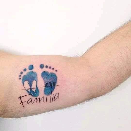 Kleine Füße-Tattoos von Babys in Blau mit Vögeln und dem Wort Familie