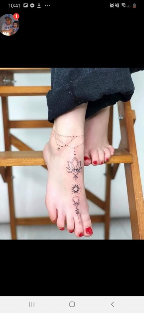 Tatuaggi delicati per donne acchiappasogni sul piede femminile