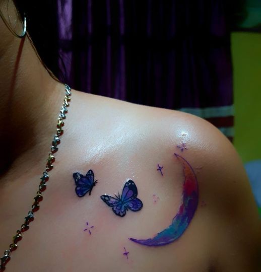Delicati tatuaggi per donne luna e farfalle in acquerello blu e rosa