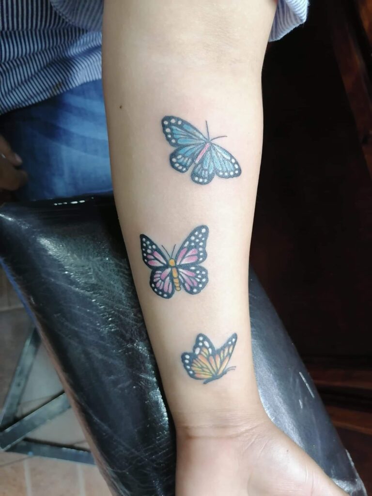 Delicati tatuaggi per donne con farfalle di vari colori