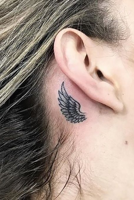Engelsflügel-Tattoos hinter den Ohren