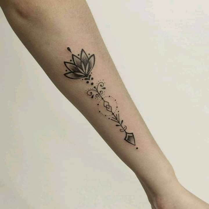 Tatuajes en Antebrazo Mujer flor de loto con flecha