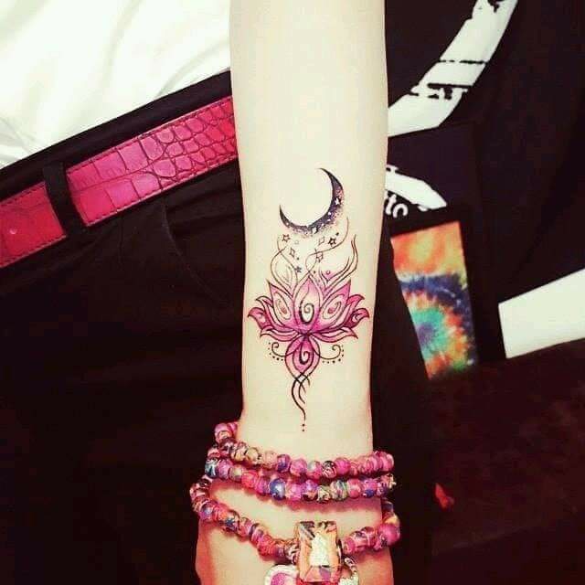 Tatuajes en Antebrazo Mujer flor de loto rosa con luna