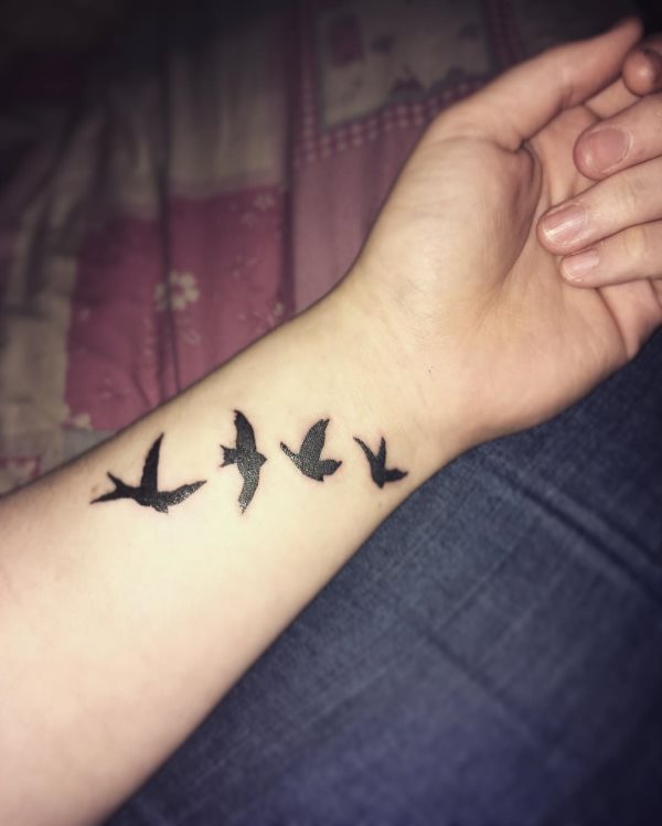 Tatuagens no pulso para amigos Quatro pássaros voadores