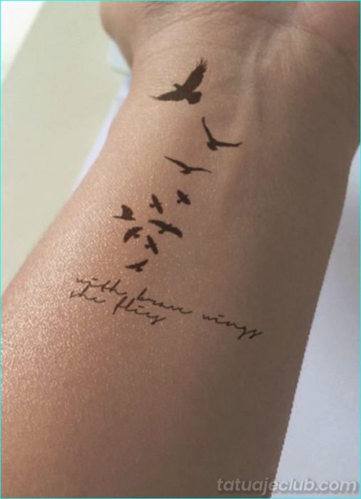 Tatuagens no pulso para amigos, pássaros voadores e pequenas inscrições